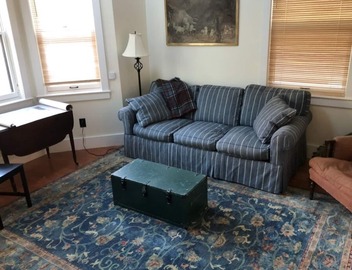 Airy new apt for 2-6. Off-street parking. Walk to shops/restaurants/subway/bus 4
