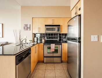 Amazing 1BR Condo - Stunning View - Parking! 3