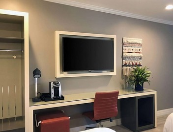 Amazing Stay! Four Great Units/8 Queen Beds, Central Location, Free Parking 4