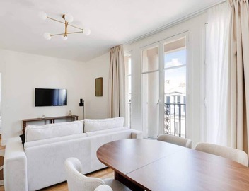 An Elegant 1-BR in St-Michel Notre-Dame 3
