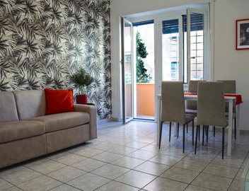 Appartamento con balcone - a 10 minuti dalla metro 4