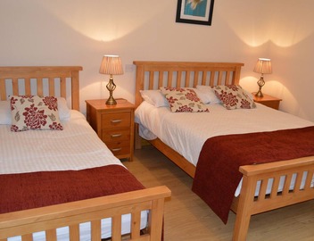Apt sleeps 5 within walking distance to city, park 10 min walk and zoo 15 min 3