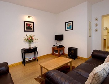 Apt sleeps 5 within walking distance to city, park 10 min walk and zoo 15 min 2