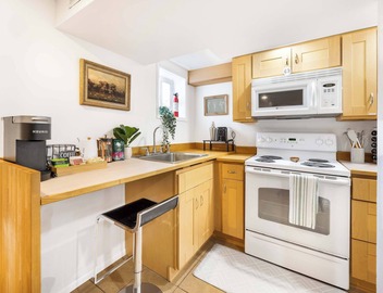 Artist’s 750sqft 2BR Basement – Maple Leaf Park 4