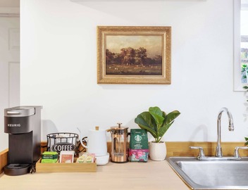 Artist’s 750sqft 2BR Basement – Maple Leaf Park 5