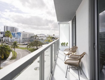 Artistic Design District Stay, Parking, Pool, Gym 3