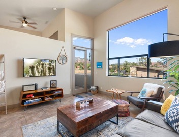Artsy Loft. Big Views. Next to Starbucks, Organic Pizza & Groceries. 5