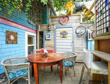Artsy Private Guest Suite with Outdoor Saloon 3