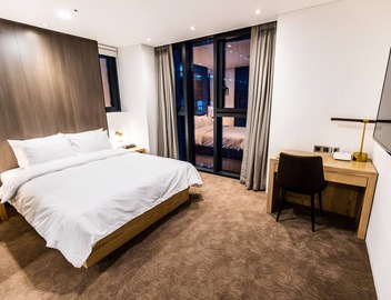 Ashton Hotel 5