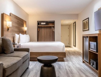 Atrium Hotel Vancouver 3