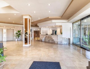 Atrium Hotel Vancouver 4