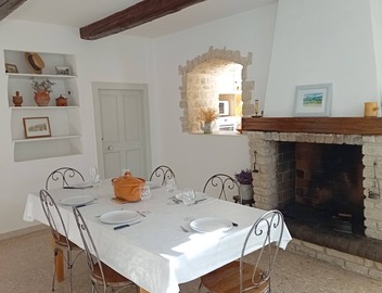 Authentic farmhouse facing the LUBERON, quiet location, secure private pool, 2