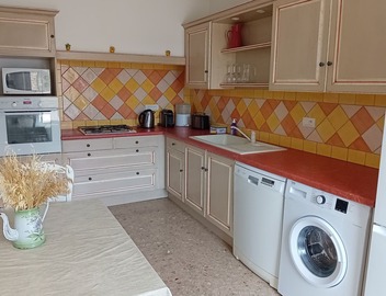 Authentic farmhouse facing the LUBERON, quiet location, secure private pool, 3