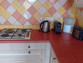 Authentic farmhouse facing the LUBERON, quiet location, secure private pool, 4
