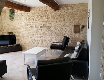 Authentic farmhouse facing the LUBERON, quiet location, secure private pool, 5