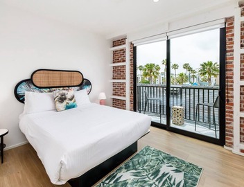 Balcony Room 304 | The Brick Boutique Hotel 4