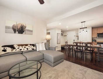 Base Camp Retreat: Amazing Ski Views from Base Camp + Pool & Hot Tub! 2
