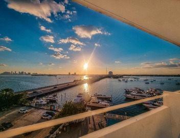Bayfront Apartment Breathtaking Views- one bedroom w balcony- living room -Free Parking 3