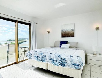 Bayfront Apartment Breathtaking Views- one bedroom w balcony- living room -Free Parking 2