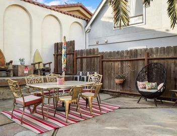 Beach Block 2-Bed with Coastal Palm Trees and Yard 3
