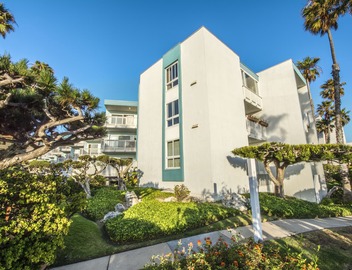 Beach Front Condo - Min 31 Day Stay 5