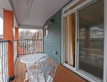 Beaches House with 3 Bdrm & 3 Bath Sleep 8/parking 5
