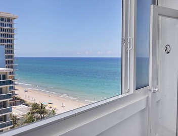 Beachfront 2-bedroom condo directly on the beach -last minute special rates 4