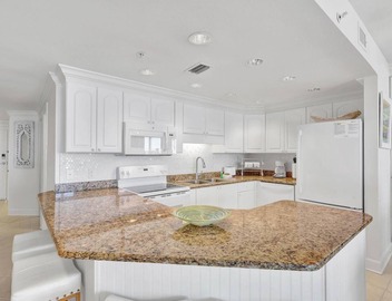 Beachfront Condo w/View & Pool, Sleeps 8 5