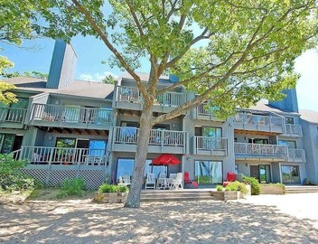 Beachfront condo with lake views, washer/dryer & fireplace 5
