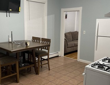 Beautiful 3 Bedroom located 10 minutes from Downtown 3