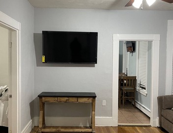 Beautiful 3 Bedroom located 10 minutes from Downtown 5