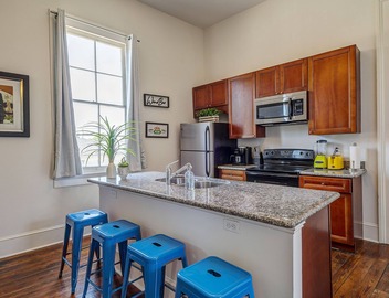 Beautiful 3bedroom house, walk to St. Charles Ave and G. District,. 2
