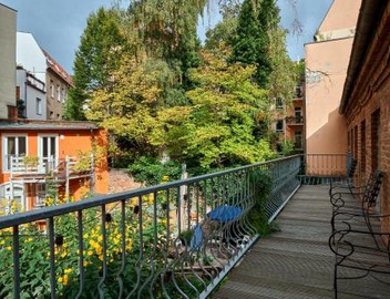 Beautiful Backyard Remise 4