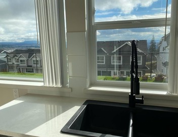 Beautiful, bright and brand new suite-apartment 4
