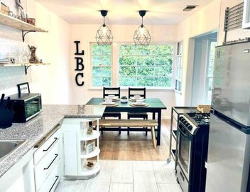 Beautiful Bright Condo Steps Away from the Beach 5