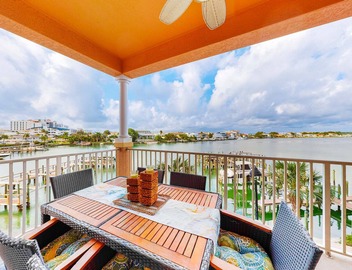 Beautiful condo minutes form beach with WiFi AC and pool One dog OK 5