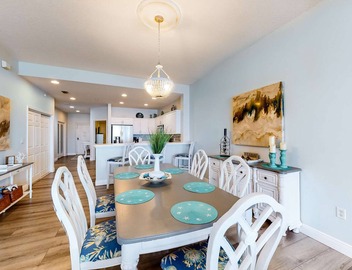 Beautiful condo minutes form beach with WiFi AC and pool One dog OK 2