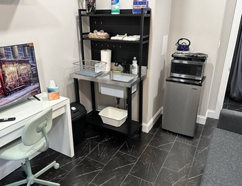 Beautiful & Convenient Studio Downtown Devon 5