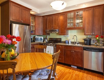 Beautiful, cozy & very clean 3BR in Posh Kitsilano, a must! 2