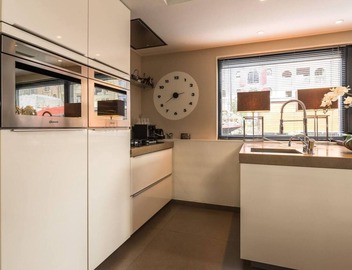 Beautiful large houseboat-apartment at the canal district in the hearth of Amsterdam. 3
