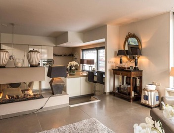 Beautiful large houseboat-apartment at the canal district in the hearth of Amsterdam. 4