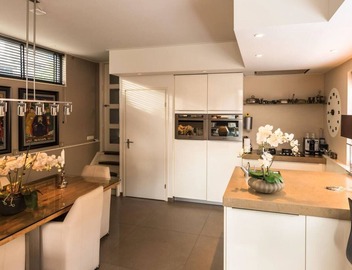 Beautiful large houseboat-apartment at the canal district in the hearth of Amsterdam. 5