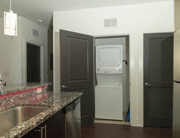 Beautiful Luxury Condo IN Downtown Orlando 5