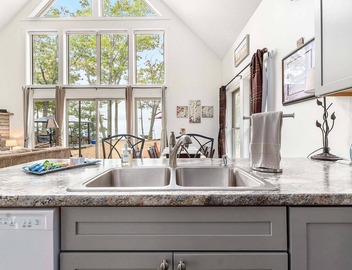 🐻 Beautiful Overlooking Shoreline 2bdr Chalet 18396 3