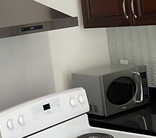 Beautiful place with Kitchen, Washing Machine, Internet near UBC, beach and DT 5