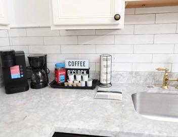Beautiful & Spacious Apartment in Uptown with Wi-Fi, AC, Hulu 4
