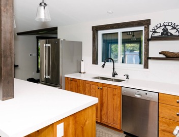 Beautiful Waterfront 4 Season Lake House 4
