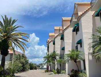 Beautiful waterfront view property. Only 5 minutes from the beaches! 4