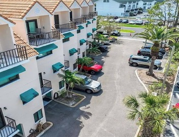Beautiful waterfront view property. Only 5 minutes from the beaches! 5
