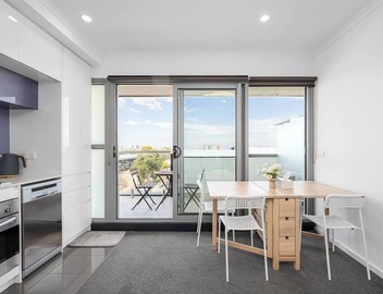 Bellview Bright | Balcony | City view | 50m Train 5